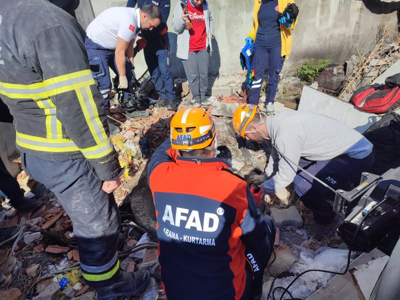 10 metre derinliğindeki kuyuya düşen kadın kurtarıldı