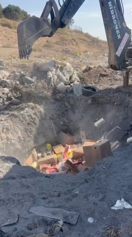 Sucuk, peynir, ketçaptan oluşan 1 ton gıda malzemesi toprağa gömülerek imha edildi