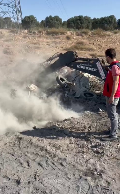 Sucuk, peynir, ketçaptan oluşan 1 ton gıda malzemesi toprağa gömülerek imha edildi