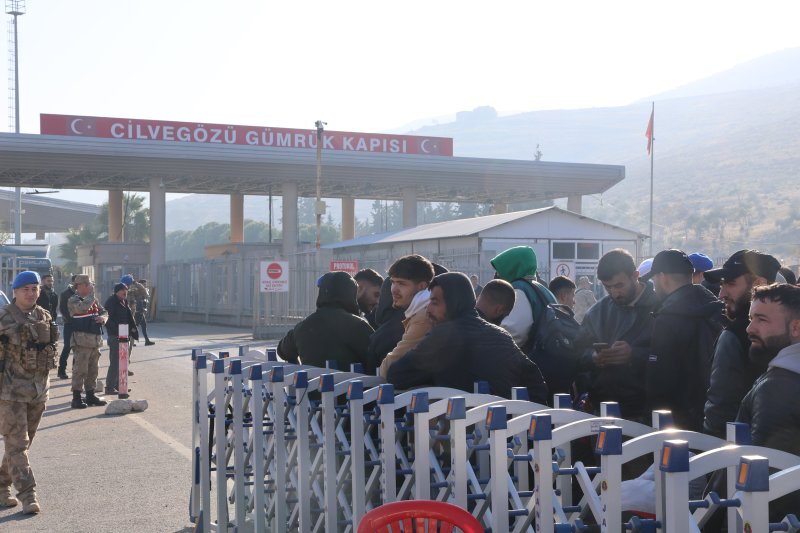 Cilvegözü'nden Suriyeliler yurtlarına dönmeye başladı