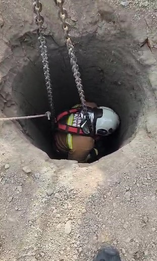 Hatay'da 17 metre derinliğindeki kuyuya düşen köpeği itfaiye kurtardı