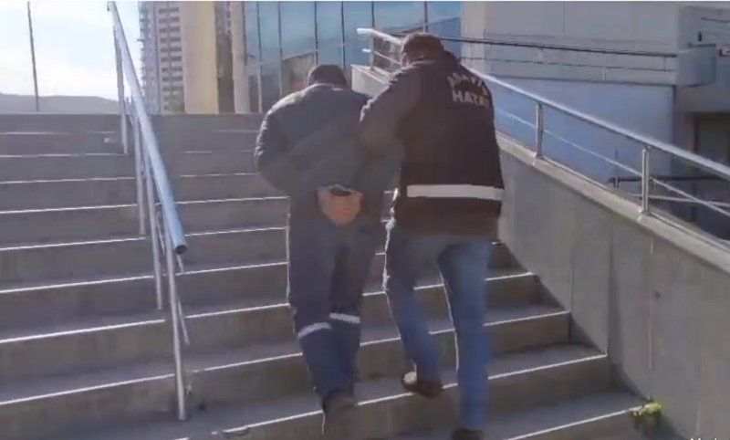 Hapis cezası ile aranan şahıs Arsuz’da yakalandı (Fotoğraflı) Necati İvgin HATAY (İHA) - Hatay’ın Arsuz ilçesinde 3 yıl 4 ay kesinleşmiş hapis cezasıyla aranan şahıs, polis ekipleri tarafından yakalanarak tutuklandı. Hatay Emniyet Müdürlüğü ekiplerince aranan şahısların yakalanmasına yönelik çalışmalarda Arsuz Cumhuriyet Mahallesinde bina içinde muhafaza altına alınmış eşya hakkında hırsızlık suçundan 2 yıl 6 ay, işyeri dokunulmazlığını ihlal etme suçundan 10 ay olmak üzere toplamda 3 yıl 4 ay kesinleşmiş hapis cezası bulanan H.T. adlı şahıs yakalandı. Adli makamlara çıkarılan şüpheli H.T. tutuklanarak cezaevine teslim edildi.