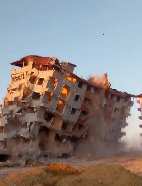 Hatay’da 8 katlı binanın yerle bir olduğu anlar kamerada