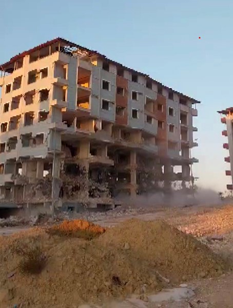 Hatay’da 8 katlı binanın yerle bir olduğu anlar kamerada