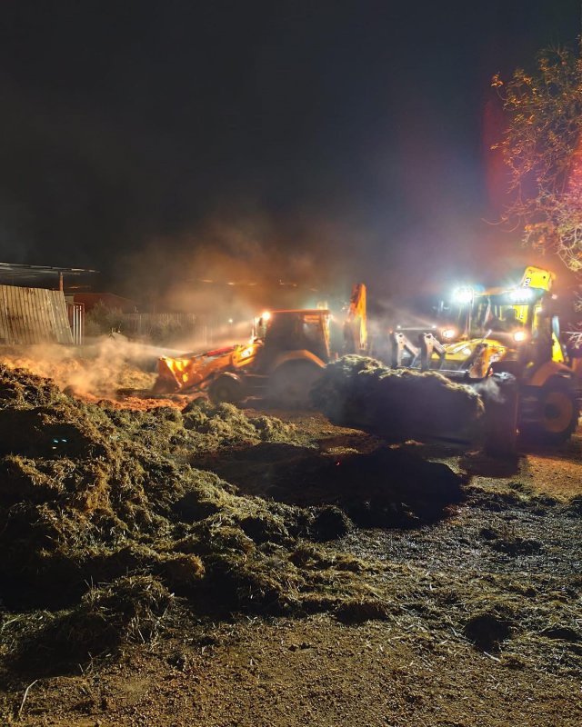 Antakya’da samanlık yangını (Fotoğraflı) İsmet Biçen HATAY (İHA) - Hatay'da ahırın samanlık kısmında yaşanan yangında saman balyaları alev alev yanarak zarar gördü. Yangın, Antakya ilçesi Ovakent Mahallesi’nde bulunan bir ahırın samanlık kısmında yaşandı. Alevlerin fark edilmesi üzerine bölgeye itfaiye ekipleri sevk edildi. Yangın, ekiplerin müdahalesi ve kepçe yardımıyla söndürüldü. Yangında, saman balyaları zarar gördü.