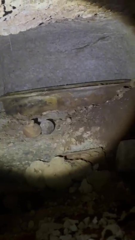 İnşaat temel kazısında kaya mezar odaları bulundu