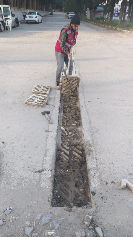 Hatay’da atık su ve yağmur suyu hatlarından çıkmayan kalmadı (Fotoğraflı) Ferit Savaş HATAY (İHA) - Hatay Büyükşehir Belediyesi Su ve Kanalizasyon İdaresi Genel Müdürlüğü’nün atık su ve yağmur suyu hatlarında yürüttüğü çalışmalarda; plastik şişe, plastik bardak, balçık ve asfalt parçaları gibi katı atıklar çıkarılarak temizlik çalışmaları gerçekleştirildi. Hatay Büyükşehir Belediyesi Su ve Kanalizasyon İdaresi Genel müdürlüğü (HATSU), atık su ve yağmur suyu hatlarında tahliyenin daha verimli hale getirilmesi amacıyla temizlik çalışmalarını sürdürüyor. HATSU Genel Müdürlüğü yaşanabilecek olumsuzlukları önüne geçmek amacıyla il genelinde tıkanmış durumda olan mazgalların ve atık su deşarj hatlarında temizlik çalışmaları gerçekleştiriyor. Altyapı hatlarının işlevini daha sağlıklı yerine getirmesi için kanalizasyon ve yağmursuyu şebekelerinin temizlik ve görüntüleme çalışmalarına devam ekipler, mazgalların tıkanmasına neden olan plastik şişe, plastik bardak, balçık ve asfalt parçaları gibi katı atıkları temizleyerek olası sağanak yağışlarda meydana gelebilecek sel ve su baskınlarına karşı tedbirlerini arttırıyor. Ayrıca deforme olmuş yağmur suyu mazgallarında bakım ve onarım çalışmalarının sürdüğünün altını çizen HATSU yetkilileri, yağmursuyu ızgaraları ve atık su deşarj noktalarının çöp alanı olmadığını hatırlatarak, vatandaşların çöp atma konusunda daha duyarlı davranması gerektiğine vurgu yaptı. HATSU, 2024 Nisan ve Aralık dönemlerinde Hatay genelinde 46 bin 241 metre kanalizasyon ve yağmur hattı temizliği ile 8 bin 831 metre görüntüleme çalışması yapıldığını açıkladı.