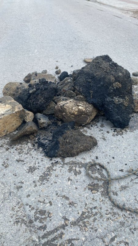 Hatay’da atık su ve yağmur suyu hatlarından çıkmayan kalmadı (Fotoğraflı) Ferit Savaş HATAY (İHA) - Hatay Büyükşehir Belediyesi Su ve Kanalizasyon İdaresi Genel Müdürlüğü’nün atık su ve yağmur suyu hatlarında yürüttüğü çalışmalarda; plastik şişe, plastik bardak, balçık ve asfalt parçaları gibi katı atıklar çıkarılarak temizlik çalışmaları gerçekleştirildi. Hatay Büyükşehir Belediyesi Su ve Kanalizasyon İdaresi Genel müdürlüğü (HATSU), atık su ve yağmur suyu hatlarında tahliyenin daha verimli hale getirilmesi amacıyla temizlik çalışmalarını sürdürüyor. HATSU Genel Müdürlüğü yaşanabilecek olumsuzlukları önüne geçmek amacıyla il genelinde tıkanmış durumda olan mazgalların ve atık su deşarj hatlarında temizlik çalışmaları gerçekleştiriyor. Altyapı hatlarının işlevini daha sağlıklı yerine getirmesi için kanalizasyon ve yağmursuyu şebekelerinin temizlik ve görüntüleme çalışmalarına devam ekipler, mazgalların tıkanmasına neden olan plastik şişe, plastik bardak, balçık ve asfalt parçaları gibi katı atıkları temizleyerek olası sağanak yağışlarda meydana gelebilecek sel ve su baskınlarına karşı tedbirlerini arttırıyor. Ayrıca deforme olmuş yağmur suyu mazgallarında bakım ve onarım çalışmalarının sürdüğünün altını çizen HATSU yetkilileri, yağmursuyu ızgaraları ve atık su deşarj noktalarının çöp alanı olmadığını hatırlatarak, vatandaşların çöp atma konusunda daha duyarlı davranması gerektiğine vurgu yaptı. HATSU, 2024 Nisan ve Aralık dönemlerinde Hatay genelinde 46 bin 241 metre kanalizasyon ve yağmur hattı temizliği ile 8 bin 831 metre görüntüleme çalışması yapıldığını açıkladı.