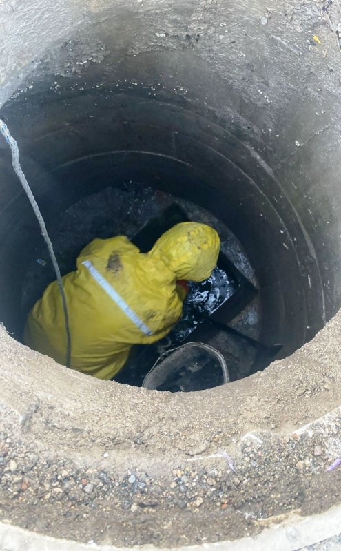 Hatay’da atık su ve yağmur suyu hatlarından çıkmayan kalmadı (Fotoğraflı) Ferit Savaş HATAY (İHA) - Hatay Büyükşehir Belediyesi Su ve Kanalizasyon İdaresi Genel Müdürlüğü’nün atık su ve yağmur suyu hatlarında yürüttüğü çalışmalarda; plastik şişe, plastik bardak, balçık ve asfalt parçaları gibi katı atıklar çıkarılarak temizlik çalışmaları gerçekleştirildi. Hatay Büyükşehir Belediyesi Su ve Kanalizasyon İdaresi Genel müdürlüğü (HATSU), atık su ve yağmur suyu hatlarında tahliyenin daha verimli hale getirilmesi amacıyla temizlik çalışmalarını sürdürüyor. HATSU Genel Müdürlüğü yaşanabilecek olumsuzlukları önüne geçmek amacıyla il genelinde tıkanmış durumda olan mazgalların ve atık su deşarj hatlarında temizlik çalışmaları gerçekleştiriyor. Altyapı hatlarının işlevini daha sağlıklı yerine getirmesi için kanalizasyon ve yağmursuyu şebekelerinin temizlik ve görüntüleme çalışmalarına devam ekipler, mazgalların tıkanmasına neden olan plastik şişe, plastik bardak, balçık ve asfalt parçaları gibi katı atıkları temizleyerek olası sağanak yağışlarda meydana gelebilecek sel ve su baskınlarına karşı tedbirlerini arttırıyor. Ayrıca deforme olmuş yağmur suyu mazgallarında bakım ve onarım çalışmalarının sürdüğünün altını çizen HATSU yetkilileri, yağmursuyu ızgaraları ve atık su deşarj noktalarının çöp alanı olmadığını hatırlatarak, vatandaşların çöp atma konusunda daha duyarlı davranması gerektiğine vurgu yaptı. HATSU, 2024 Nisan ve Aralık dönemlerinde Hatay genelinde 46 bin 241 metre kanalizasyon ve yağmur hattı temizliği ile 8 bin 831 metre görüntüleme çalışması yapıldığını açıkladı.