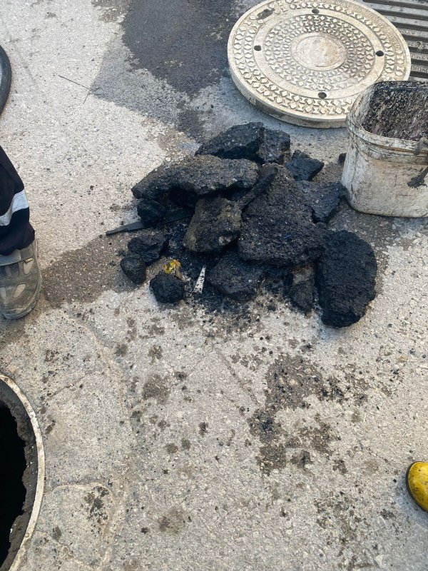 Hatay’da atık su ve yağmur suyu hatlarından çıkmayan kalmadı (Fotoğraflı) Ferit Savaş HATAY (İHA) - Hatay Büyükşehir Belediyesi Su ve Kanalizasyon İdaresi Genel Müdürlüğü’nün atık su ve yağmur suyu hatlarında yürüttüğü çalışmalarda; plastik şişe, plastik bardak, balçık ve asfalt parçaları gibi katı atıklar çıkarılarak temizlik çalışmaları gerçekleştirildi. Hatay Büyükşehir Belediyesi Su ve Kanalizasyon İdaresi Genel müdürlüğü (HATSU), atık su ve yağmur suyu hatlarında tahliyenin daha verimli hale getirilmesi amacıyla temizlik çalışmalarını sürdürüyor. HATSU Genel Müdürlüğü yaşanabilecek olumsuzlukları önüne geçmek amacıyla il genelinde tıkanmış durumda olan mazgalların ve atık su deşarj hatlarında temizlik çalışmaları gerçekleştiriyor. Altyapı hatlarının işlevini daha sağlıklı yerine getirmesi için kanalizasyon ve yağmursuyu şebekelerinin temizlik ve görüntüleme çalışmalarına devam ekipler, mazgalların tıkanmasına neden olan plastik şişe, plastik bardak, balçık ve asfalt parçaları gibi katı atıkları temizleyerek olası sağanak yağışlarda meydana gelebilecek sel ve su baskınlarına karşı tedbirlerini arttırıyor. Ayrıca deforme olmuş yağmur suyu mazgallarında bakım ve onarım çalışmalarının sürdüğünün altını çizen HATSU yetkilileri, yağmursuyu ızgaraları ve atık su deşarj noktalarının çöp alanı olmadığını hatırlatarak, vatandaşların çöp atma konusunda daha duyarlı davranması gerektiğine vurgu yaptı. HATSU, 2024 Nisan ve Aralık dönemlerinde Hatay genelinde 46 bin 241 metre kanalizasyon ve yağmur hattı temizliği ile 8 bin 831 metre görüntüleme çalışması yapıldığını açıkladı.