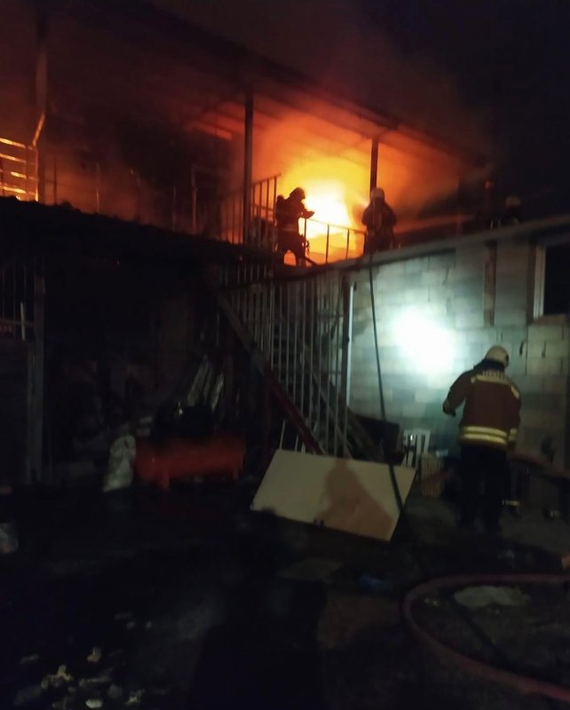 Ülkesine dönme hazırlığı yapan Suriyeli ailenin evi yangında küle döndü - Suriyeli Ömer Urar: - “Evim harabeye dönerken çok şükür evde bulunan Türk bayrağı ve Kur'an-ı Kerim hiç zarar görmedi” (Fotoğraflı) Ogün Aslan -Ferit Savaş HATAY (İHA) - Hatay'ın Dörtyol ilçesinde Suriyeli bir ailenin evinde yangın çıktı. Harabeye dönen evdeki Kur'an-ı Kerim ve Türk bayrağı zarar görmedi. Yangın, Dörtyol ilçesi Özerli Mahallesi'ndeki 2 katlı binanın üst katında çıktı. Henüz bilinmeyen bir nedenle çıkan yangında alevler kısa sürede daireyi sardı. İhbar üzerine bölgeye itfaiye ekipleri sevk edildi. Yangın, itfaiye ekiplerinin müdahalesiyle kısa sürede söndürüldü. Küle dönen evdeki Kur'an-ı Kerim ve Türk bayrağının yangında zarar görmediği görülürken, ailenin önümüzdeki aylarda Suriye'ye dönüş yapmayı planladığı öğrenildi. “Evim harabeye dönerken çok şükür evde bulunan Türk bayrağı ve Kur'an-ı Kerim hiç zarar görmedi” Yangında yaklaşık 200 bin TL'lik zararı olduğunu dile getiren 48 yaşındaki Ömer Urar, “Ben yatıyordum yangın başladığında. Bir anda ailemle birlikte kendimizi dışarı attık. Evden çıkarken üstümüzde hiçbir şey yoktu. Çevredeki komşular bize kıyafet verdi. Evim harabeye dönerken çok şükür evde bulunan Türk bayrağı ve Kur'an-ı Kerim hiç zarar görmedi. Evimizde eşyalarımız ve kıyafetlerimiz de kullanılmaz hale geldi. Yangında 200 bin TL zararım oldu. Aldığımız eşyaların çoğu bir haftalıktı. Suriye'ye, ülkemize dönecektik. Oraya buradaki eşyalarımızı götürecektik ama hepsi yandı. Suriye'de de evimiz yıkılmıştı” ifadelerini kullandı.