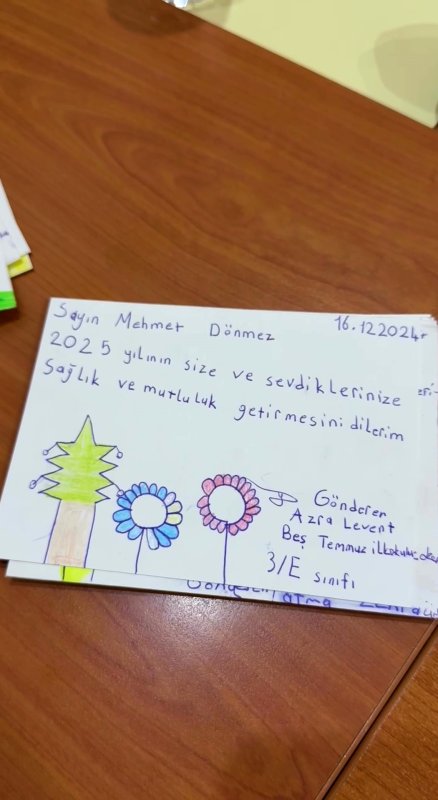 Öğrencilerden yeni yıl kartı alan başkandan miniklere yürek ısıtan ziyaret