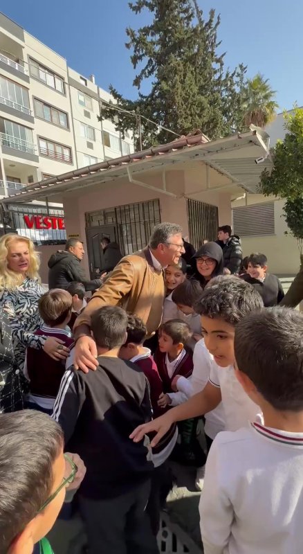Öğrencilerden yeni yıl kartı alan başkandan miniklere yürek ısıtan ziyaret
