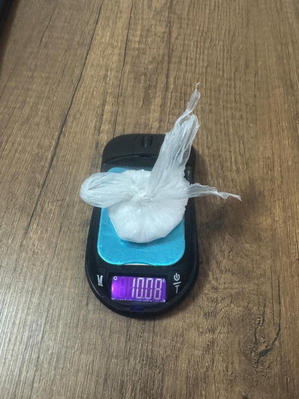 Bilgisayar faresini uyuşturucu tartmak için hassas teraziye çeviren şahıs yakayı ele verdi (Fotoğraflı) Veysel Korkmaz HATAY (İHA) - Hatay’da bir şahsın yapılan üst aramasında 10 gram metamfetamin ve bilgisayar faresi görünümlü hassas terazi ele geçirildi. Hatay Emniyet Müdürlüğü görevlilerince uyuşturucu imal ve ticaretinin önlenmesine yönelik yapılan çalışmalar aralıksız sürüyor. Çalışmalar kapsamında; 15 Aralık tarihinde Antakya Ürgenpaşa Mahallesinde durumundan şüphelenerek durdurulan A.A.'nın üst araması yapıldı. Şahsın yapılan kaba üst aramasında; 10,08 gram metamfetamin olduğu değerlendirilen uyuşturucu madde ve bilgisayar Faresi (Mause) görünümlü hassas terazi ele geçirildi. Şahsın yapılan GBT-Uyap sorgusunda Tutuklu veya Hükümlünün Kaçması, Uyuşturucu veya Uyarıcı Madde Ticareti Yapma, 5607 Sayılı Yasanın 3718. Maddesine Muhalefet ve suçlarından toplamda 9 yıl 2 ay kesinleşmiş hapis cezası olduğu tespit edildi. Şüpheli A.A. işlem yapılmak üzere adli mercilere teslim edildi.