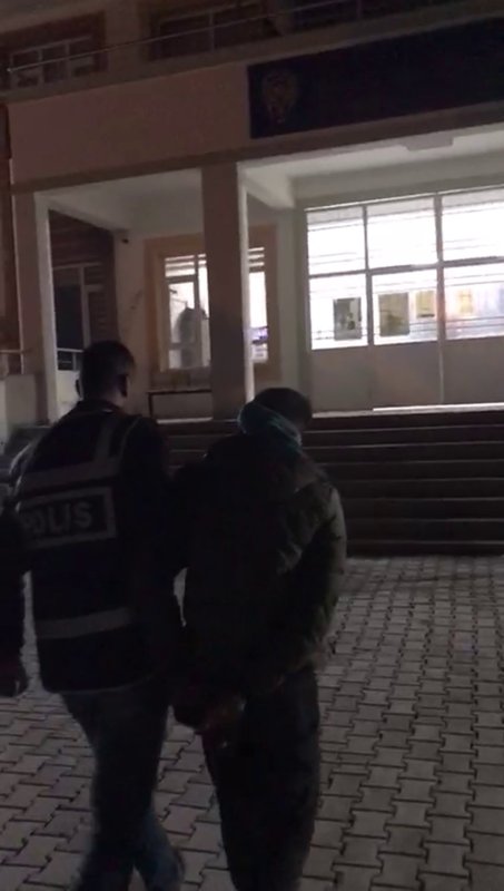 Bilgisayar faresini uyuşturucu tartmak için hassas teraziye çeviren şahıs yakayı ele verdi (Fotoğraflı) Veysel Korkmaz HATAY (İHA) - Hatay’da bir şahsın yapılan üst aramasında 10 gram metamfetamin ve bilgisayar faresi görünümlü hassas terazi ele geçirildi. Hatay Emniyet Müdürlüğü görevlilerince uyuşturucu imal ve ticaretinin önlenmesine yönelik yapılan çalışmalar aralıksız sürüyor. Çalışmalar kapsamında; 15 Aralık tarihinde Antakya Ürgenpaşa Mahallesinde durumundan şüphelenerek durdurulan A.A.'nın üst araması yapıldı. Şahsın yapılan kaba üst aramasında; 10,08 gram metamfetamin olduğu değerlendirilen uyuşturucu madde ve bilgisayar Faresi (Mause) görünümlü hassas terazi ele geçirildi. Şahsın yapılan GBT-Uyap sorgusunda Tutuklu veya Hükümlünün Kaçması, Uyuşturucu veya Uyarıcı Madde Ticareti Yapma, 5607 Sayılı Yasanın 3718. Maddesine Muhalefet ve suçlarından toplamda 9 yıl 2 ay kesinleşmiş hapis cezası olduğu tespit edildi. Şüpheli A.A. işlem yapılmak üzere adli mercilere teslim edildi.