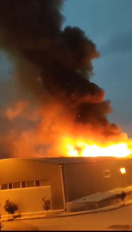 Hatay'da mobilya fabrikası alevlere teslim oldu (Fotoğraflı) Ramazan İlın - Veysel Korkmaz HATAY (İHA) - Hatay'ın Antakya ilçesinde alevlere teslim olan mobilya fabrikasındaki yangın itfaiye ekiplerinin hızlı müdahalesiyle kontrol altına alındı. Olay, Antakya ilçesi Narlıca Mahallesi'nde bulunan Mobilyacılar Sanayi Sitesinde yaşandı. Sanayi sitesinde bulunan bir mobilya fabrikasında bilinmeyen bir nedenle yangın çıktı. İhbar üzerine bölgeye itfaiye ekipleri sevk edildi. Yangın, itfaiye ekiplerinin hızlı müdahalesiyle fabrikanın tamamını sarmadan kontrol altına alındı. Ekiplerin fabrikadaki soğutma çalışması devam ederken alevlerin yükseldiği anlar kameraya yansıdı.