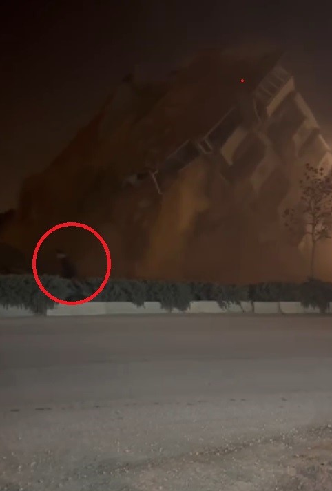 6 katlı binanın yıkımı sırasında panik yaşayan vatandaşın kaçışı kamerada (Fotoğraflı) Ramazan İlın HATAY (İHA) - Hatay'ın Defne ilçesinde 6 katlı binanın iş makinesinin darbesiyle kontrollü olarak yıkıldığı esnada panik yaşayan vatandaşın kaçtığı anlar kameraya yansıdı. Kahramanmaraş merkezli depremlerde ağır hasar alan Hatay'da mahkeme süreci sona eren binaların yıkım ve enkaz kaldırma çalışmaları aralıksız sürüyor. Defne ilçesi Çekmece Mahallesi'nde bulunan 6 katlı bina, iş makinesinin darbesiyle kontrollü olarak kağıt gibi yıkıldı. Binanın yıkımı esnasında tedirginlik yaşayan bir vatandaşın panikle kaçtığı anlarsa kameraya yansıdı. 6 katlı binanın yıkımı esnasında herhangi bir olumsuzluk yaşanmadı.