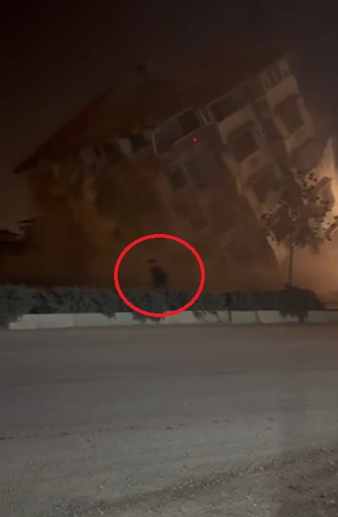 6 katlı binanın yıkımı sırasında panik yaşayan vatandaşın kaçışı kamerada (Fotoğraflı) Ramazan İlın HATAY (İHA) - Hatay'ın Defne ilçesinde 6 katlı binanın iş makinesinin darbesiyle kontrollü olarak yıkıldığı esnada panik yaşayan vatandaşın kaçtığı anlar kameraya yansıdı. Kahramanmaraş merkezli depremlerde ağır hasar alan Hatay'da mahkeme süreci sona eren binaların yıkım ve enkaz kaldırma çalışmaları aralıksız sürüyor. Defne ilçesi Çekmece Mahallesi'nde bulunan 6 katlı bina, iş makinesinin darbesiyle kontrollü olarak kağıt gibi yıkıldı. Binanın yıkımı esnasında tedirginlik yaşayan bir vatandaşın panikle kaçtığı anlarsa kameraya yansıdı. 6 katlı binanın yıkımı esnasında herhangi bir olumsuzluk yaşanmadı.