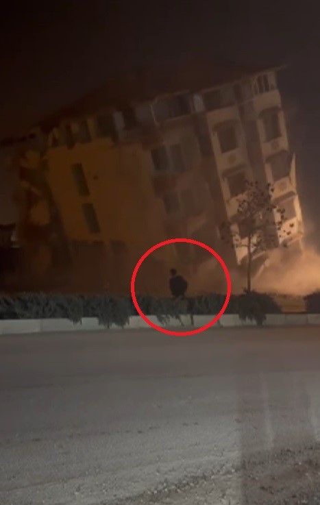 6 katlı binanın yıkımı sırasında panik yaşayan vatandaşın kaçışı kamerada (Fotoğraflı) Ramazan İlın HATAY (İHA) - Hatay'ın Defne ilçesinde 6 katlı binanın iş makinesinin darbesiyle kontrollü olarak yıkıldığı esnada panik yaşayan vatandaşın kaçtığı anlar kameraya yansıdı. Kahramanmaraş merkezli depremlerde ağır hasar alan Hatay'da mahkeme süreci sona eren binaların yıkım ve enkaz kaldırma çalışmaları aralıksız sürüyor. Defne ilçesi Çekmece Mahallesi'nde bulunan 6 katlı bina, iş makinesinin darbesiyle kontrollü olarak kağıt gibi yıkıldı. Binanın yıkımı esnasında tedirginlik yaşayan bir vatandaşın panikle kaçtığı anlarsa kameraya yansıdı. 6 katlı binanın yıkımı esnasında herhangi bir olumsuzluk yaşanmadı.