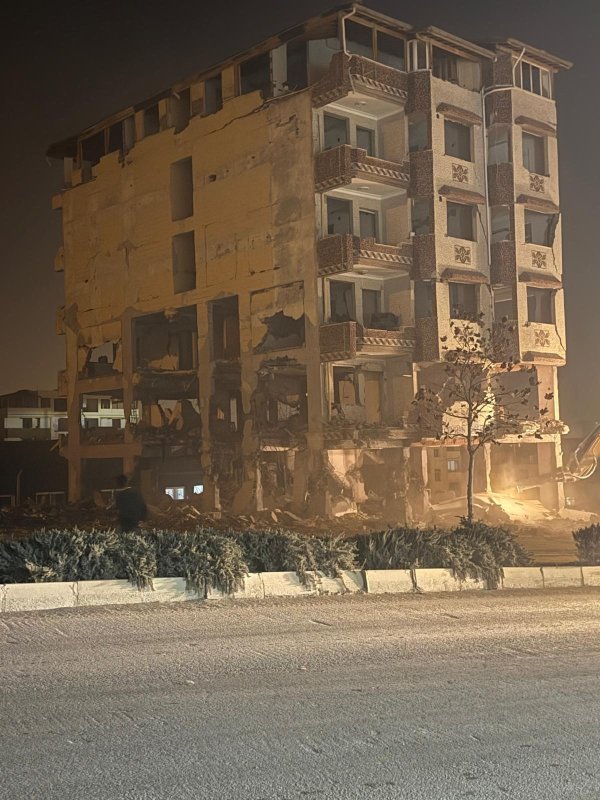 6 katlı binanın yıkımı sırasında panik yaşayan vatandaşın kaçışı kamerada (Fotoğraflı) Ramazan İlın HATAY (İHA) - Hatay'ın Defne ilçesinde 6 katlı binanın iş makinesinin darbesiyle kontrollü olarak yıkıldığı esnada panik yaşayan vatandaşın kaçtığı anlar kameraya yansıdı. Kahramanmaraş merkezli depremlerde ağır hasar alan Hatay'da mahkeme süreci sona eren binaların yıkım ve enkaz kaldırma çalışmaları aralıksız sürüyor. Defne ilçesi Çekmece Mahallesi'nde bulunan 6 katlı bina, iş makinesinin darbesiyle kontrollü olarak kağıt gibi yıkıldı. Binanın yıkımı esnasında tedirginlik yaşayan bir vatandaşın panikle kaçtığı anlarsa kameraya yansıdı. 6 katlı binanın yıkımı esnasında herhangi bir olumsuzluk yaşanmadı.