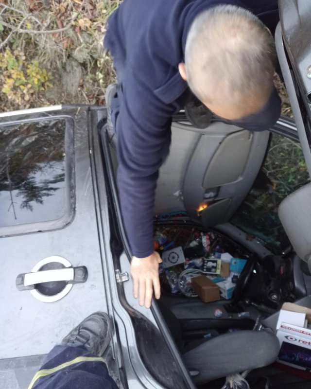 Ağaçlık alana uçan hafif ticari aracın sürücüsü yaralandı (Fotoğraflı) Ferit Savaş HATAY (İHA) - Hatay’da ağaçlık alana devrilen hafif ticari aracın sürücüsü yaralandı. Kaza, Dörtyol ilçesi Amanos Dağları eteğinde bulunan Yoncadüz yaylası mevkiinde yaşandı. Sürücüsünün direksiyon hakimiyetini kaybettiği 31 ALS 067 plakalı FİAT marka hafif ticari araç, ağaçlık alana devrildi. Kazada yaralı sürücü itfaiye ekipleri tarafından kurtarılarak sağlık ekiplerine teslim edildi. Kazada hasar gören araç vinçle kaldırılırken yaralının sağlık durumunun iyi olduğu öğrenildi.