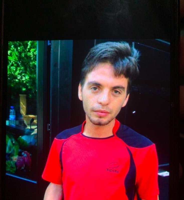 Öldü zannettiği oğlunu 11 yıl sonra Sednaya hapishanesinin açılmasıyla gören babanın umudu yeşerdi - Baba Abdulwahed Aboosama Alhasan: “Kardeşim Abdurrahman, Lübnan'da bulunan üç kızım da o görüntüleri görür görmez şahsın oğluma birebir benzediğini söylediler” (Fotoğraflı) Ogün Aslan HATAY (İHA) - Hatay'ın Belen ilçesinde yaşayan Suriyeli Abdulwahed Aboosama Alhasan, 2014 yılında Esad rejimi tarafından Sednaya cezaevine alınan ve yıllardır haber alamadığı oğlunun görüntülerini, cezaevinin kapılarının açılmasıyla yıllar sonra internette görerek umutlandı. Alhasan, Şam’a giderek DNA testi yaptırmak ve görüntülerdeki kişinin evladı olup olmadığını öğrenmek istiyor. Suriye'de 2011 yılında başlayan iç savaş insanların hayatlarını yerle bir etmişti. İç savaştan kaçarak Türkiye'ye sığınan Abdulwahed Aboosama Alhasan, Esad rejiminin devrilmesiyle birlikte 2014 yılında Şam’da cezaevine alınan oğlu Usame Alhasan'ın izine yıllar sonra rastladı. Sedneya cezaevindeki mahkumların görüntüleri arasında evladını da gören baba Alhasan’ın içinde yıllar sonra evladına kavuşabilmenin umudu yeşerdi. Şam’a gidip görüntülerde evladına benzettiği şahısla DNA testi yaptırmak isteyen Alhasan, yetkililerden gelecek umutlu haberi bekliyor. “Kardeşim Abdurrahman, Lübnan'da bulunan üç kızım da o görüntüleri görür görmez şahsın oğluma birebir benzediğini söylediler” Oğluna kavuşmak için günleri sayan 58 yaşındaki baba Abdulwahed Aboosama Alhasan, “11 yıldır oğlumu görmüyorum 2014 yılından beri cezaevinde, 2015 yılında Sednaya hapishanesinde görüşe gittim ve sekiz dakika görebildim. Cezaevi açıldıktan sonra bazı görüntüleri gördüm ve inşallah oğlum yaşıyor diye umutlandım. Aynı zamanda izlediğim görüntülerde oğlumla birebir eşleşen bir hastanın olduğunu gördüm. Görüntülerde hafızasını kaybettiğini gördüm. Evladımı bulmak için yetkililerden izin istedim. Bu yüzden yetkililerden DNA testi yapılması ve görüntülerdeki kişinin oğlum olup olmadığını öğrenmek istiyorum. DNA testi için Şam’a gitmem gerekiyor. 2015 yılının Temmuz ayında evimi bombaladılar, evi bombaladıklarında bayram günü eşim ve annem vefat etti. Kardeşim Abdurrahman, Lübnan'da bulunan üç kızım da o görüntüleri görür görmez şahsın oğluma birebir benzediğini söylediler. Şam’a gidip öz oğlum olduğunu ispatlamak istiyorum” ifadelerini kullandı. “Görüntülerdeki kişi oğlum değilse bile evladıma ne olduğunu öğrenmek istiyorum” Görüntülerdeki kişinin oğlu olmasa bile evladını bulabilmek için elinden gelen her şeyi yapacağını ifade eden Alhasan, “Görüntülerdeki kişinin oğlum olup, olmadığını öğrendikten sonra tedavisi için ne gerekiyorsa yaptırmak istiyorum. Görüntülerdeki kişi oğlum değilse bile evladıma ne olduğunu öğrenmek istiyorum. Oğlumun nereye gittiğini aynı zamanda herhangi bir cenazesi olup olmadığını araştırmak istiyorum. Ailem büyük bu yüzden ailemin orada şu anda yaşayabilmesi için yaşanabilir bir evi düzenleyip öyle gitmek istiyorum. Türkiye devletine çok çok teşekkür ederim. Türkiye halkına da çok teşekkür ederiz. Bizi çok iyi ağırladılar ve biz inşallah bundan sonra da kardeş olarak kalacağız” şeklinde konuştu.