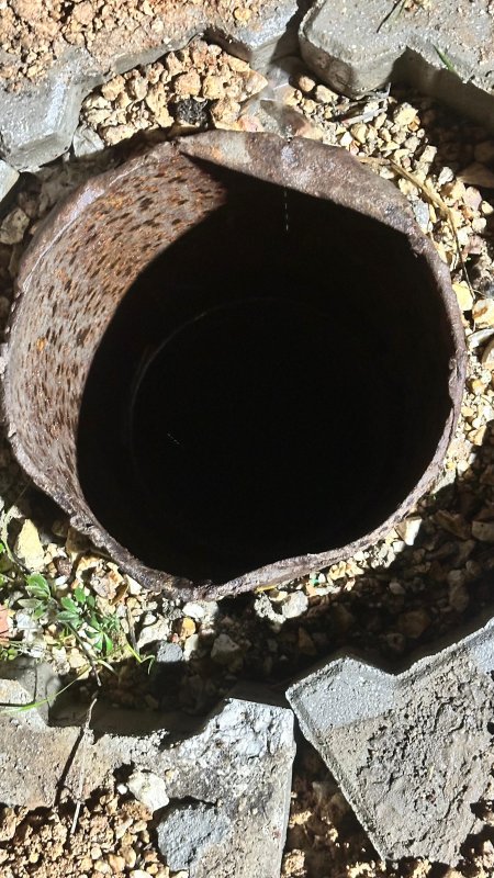 Antakya ilçesi Yeşilova Mahallesi’nde 17 metre derinliğe sahip sondaj kuyusuna yavru köpek düştü.