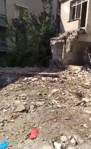 Sinekler üremesin diye topladığı araç lastiklerinden çiçek bahçesi yaptı -Hüseyin Şaker: “Eski görüntü zaten bize sürekli depreme hatırlatıyordu ama şu an o görüntüyü sildik” -Komşu Yusuf Yasinoğlu: “O depremin yaralarını bir nebzede olsa bahçeyi sayesinde bir nebze silmiş oldu” (Fotoğraflı) Ramazan İlın HATAY(İHA)- Hatay'ın Defne ilçesinde yaşayan ve sokaklardan topladığı atık lastikleri çiçek dikerek değerlendiren Hüseyin Şaker, moloz yığınlarıyla kaplı arsayı yaklaşık 200 lastikle çiçek bahçesine dönüştürdü. Defne ilçesi Sümerler Mahallesi'nde yaşayan ve belediye personeli olan Hüseyin Şaker, kış aylarında işi gereği boş araziye atılmış lastikleri topluyor. Bir yıldır topladığı boş lastikleri eve getiren Şaker, lastikleri saksı olarak kullandı ve içlerini toprakla doldurdu. Yaklaşık 200 lastiği saksı olarak kullanan Şaker, içlerine çiçek dikti. Moloz yığınlarıyla kaplı arsaya yeni bir görünüm kazandıran Şaker’in azimle ve hevesle oluşturduğu çiçek bahçesi komşular tarafından beğeni topladı. “Bu lastiklerin hepsi atık ve değerlendirmek istedim” Sokaklardan topladığı atık lastiklerden çiçek bahçesi oluşturan Hüseyin Şaker, “Ben belediye personelim. Bizi kışın boş lastikleri toplamak için gönderirler. Çünkü bu boş lastikler içinde su biriktiği için sinek üremesine sebep olur. Ben de topladıklarım lastikleri eve getirdim. Lastiklerle dekor verip çiçeklendirdik. Depremden dolayı sıkıntılar büyükten sonra bu çadırı kurduk. Benim evim sağlam ama depremden dolayı bayağı ürküyoruz. Emek ister ve biz de boş zamanımızı değerlendirdik. Burada papatya, horoz ibiği, salon çiçekleri ve bayağı çiçek var. Bu şekilde yeşillendirmek için ağaçlandırdık. Burada ortalama 150 ila 200 lastik var. Bu lastiklerin hepsi atık ve değerlendirmek istedim” dedi. “Eski görüntü zaten bize sürekli depreme hatırlatıyordu ama şu an o görüntüyü sildik” Geçen yıl moloz yığınlarıyla kaplı alanın bu yıl çiçek bahçesine dönüştüğünü ifade ede Hüseyin Şaker, “Her gün bu yeni inşaatlardan ve toprak temelleri açan yerlerden toprak getirerek lastikleri doldurdum. Şimdi burada 3 katlı bina var. Deprem zamanı bunlar yıkıldığı için her taraf molozdu. Birde sadece burası yıkıldığı için bizde dedik ki burası moloz şeklinde kalmasın. Mahallenin ortasını bir güzelleştirelim dedim. Amacım herkes o görüntüyü görmesin. Buraya oturduğumuz zaman ve komşular balkondan baktıkları zaman şu görüntüyü görsünler. Eski görüntü zaten bize sürekli depreme hatırlatıyordu ama şu an bütün o şeyleri sildik” şeklinde konuştu. “Depremin yaralarını bir nebzede olsa komşumuz bu bahçeyi yaparak bir nebze silmiş oldu” Pencereden her baktığında moloz yığınları yerine çiçek bahçesi görmenin mutluluğunu yaşayan Yusuf Yasinoğlu, “Komşumuzun ellerine sağlık ve elleri dert görmesin. Çok güzel bir bahçe olmuş. Burası daha önce 3 katlı bir binaydı ve yıkılarak molozlar içerisinde kaldı. Pencereden her baktığımızda moloz yığını vardı. Bizde o depremin yaraları vardı. Depremin yaralarını bir nebzede olsa komşumuz bu bahçeyi yaparak bir nebze silmiş oldu. Pencereyi açtığımız zaman ne güzel çiçekler, böcekler, her şey çok güzel” ifadelerini kullandı.