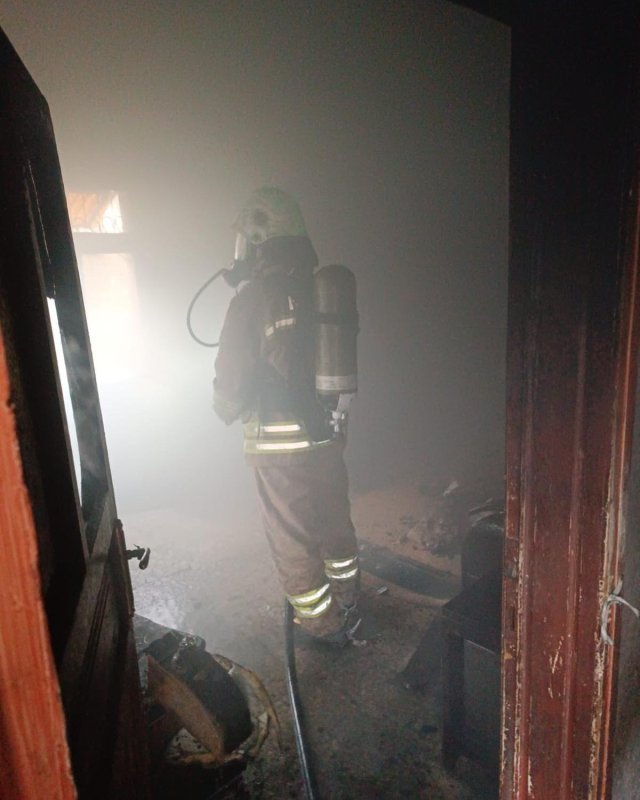 İskenderun’da ev yangını (Fotoğraflı) Ramazan İlın HATAY (İHA) - Hatay’da alevlere teslim olan evdeki yangın diğer evlere sıçramadan söndürüldü. Yangın, İskenderun ilçesi Kocatepe Mahallesi Şehit Uzman Çavuş Mevlüt Küçük Caddesi’nde bulunan bir evde yaşandı. İhbar üzerine bölgeye itfaiye ekipleri sevk edildi. İtfaiye ekiplerinin hızlı müdahalesiyle yangın, diğer meskenlere sirayet etmeden kısa sürede kontrol altına alındı. Can kaybı ve yaralanma yaşanmazken evde maddi hasar meydana geldi.