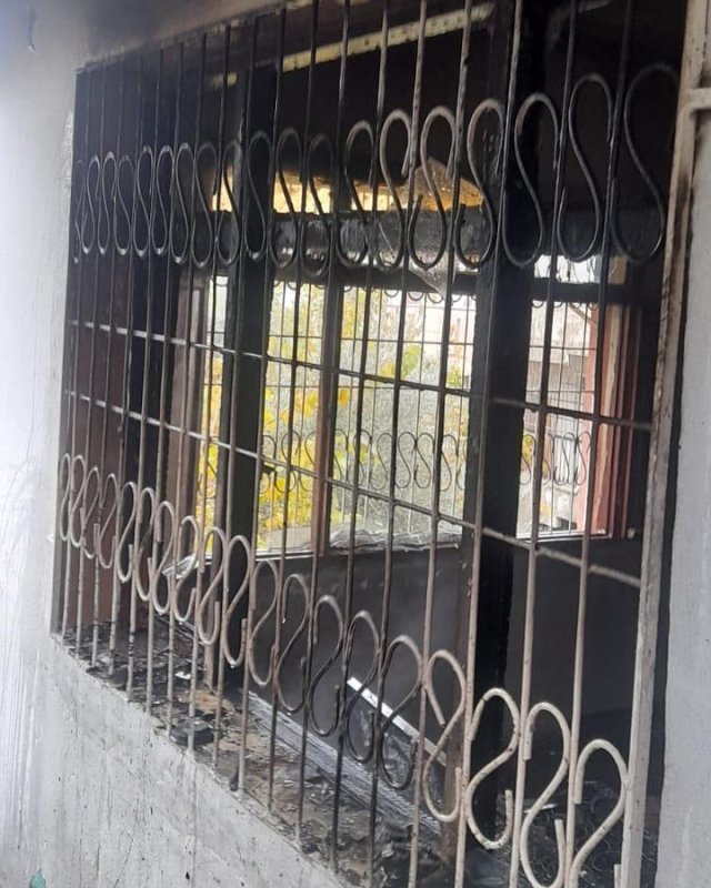 İskenderun’da ev yangını (Fotoğraflı) Ramazan İlın HATAY (İHA) - Hatay’da alevlere teslim olan evdeki yangın diğer evlere sıçramadan söndürüldü. Yangın, İskenderun ilçesi Kocatepe Mahallesi Şehit Uzman Çavuş Mevlüt Küçük Caddesi’nde bulunan bir evde yaşandı. İhbar üzerine bölgeye itfaiye ekipleri sevk edildi. İtfaiye ekiplerinin hızlı müdahalesiyle yangın, diğer meskenlere sirayet etmeden kısa sürede kontrol altına alındı. Can kaybı ve yaralanma yaşanmazken evde maddi hasar meydana geldi.