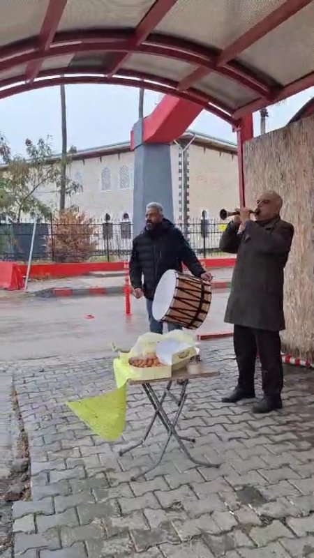 Mesai arkadaşıyla birlikte aldığı kararı rektör değişimiyle gerçekleştiren emekli güvenlik, davul zurna çaldırıp lokma dağıttı (Fotoğraflı) Ogün Aslan HATAY (İHA) - Hatay'da emekliye ayrıldığı İskenderun Teknik Üniversitesi'nde yaşanan rektör değişimini mutlulukla karşılayan Kazım Kuş, üniversitenin önünde davul, zurna çaldırarak lokma dağıttı. Emekli güvenlik görevlisi Kazım Kuş, “Bir sözüm vardı ve Mustafa Göğebakan arkadaşımızla birlikte karar almıştık. Eğer bu rektör giderse ikimiz davul çaldırıp, lokma dağıtacağız diye” ifadelerini kullandı. Geçtiğimiz günlerde Resmi Gazete'de yayınlanan kararla İskenderun Teknik Üniversitesi'nde (İSTE) rektör değişimi yaşandı. Karar sonrası yeni Rektör Prof. Dr. Mehmet Duruel, görevini önceki rektör Prof. Dr. Tolga Depçi'den devraldı. İSTE'de 10 yıl güvenlik görevlisi olarak görev yapan ve çalışma şartlarının zor olmasından dolayı emekli olan 49 yaşındaki Kazım Kuş, rektör değişimini üniversitenin önünde davul, zurna çaldırarak ve lokma dağıtarak kutladı. İlginç anlara sahne olan kutlamada vatandaşlar, Kuş'un dağıttığı lokmaları afiyetle yediler. “Bir sözüm vardı ve Mustafa Göğebakan arkadaşımızla birlikte karar almıştık eğer bu rektör giderse ikimiz davul çaldırıp, lokma dağıtacağız diye” Çalışma şartlarının zor olmasından ve mesai saatlerinde yaşanan anlaşmazlıklardan dolayı emekliye ayrılmak zorunda kaldığını söyleyen Kazım Kuş, “İskenderun Teknik Üniversitesi'nde on yıl süre içerisinde rektörden dolayı ben ve iş arkadaşlarım sıkıntılar yaşadık. Nöbet saatlerinde kurum müdürleri, kurum sorumluları ve yöneticileri istedikten sonra esnek davranabilirlerdi ama sekiz saat yaptılar. İş arkadaşlarımın çoğu Karayılan'dan, Kırıkhan'dan gelip gitmekte sıkıntılar yaşadılar. Bu konuları da ben dile getirdim, dile getirince de ben sıkıntı yaşamaya başladım, sıkıntının sonucunda da emekli olmayı tercih ettim. Bir sözüm vardı ve Mustafa Göğebakan arkadaşımızla birlikte karar almıştık eğer bu rektör giderse ikimiz davul çaldırıp, lokma dağıtacağız diye. Kendimize ahdetmiştik, söz vermiştik o sözümüzü de yerine getirmenin mutluluğunu yaşıyorum” ifadelerini kullandı. “Çok şükür sözümüzü yerine getirdiğimiz için çok memnun olduk” Verdiği sözü yerine getirmenin mutluluğunu yaşadığını dile getiren Kuş, “Çok güzel oldu, vatandaşlar da sağ olsun destek vererek gelip lokmamızdan yediler. Çok şükür sözümüzü yerine getirdiğimiz için çok memnun olduk. İnşallah yeni gelen rektör de çok iyi bir çalışmayla iş arkadaşlarımızı memnun eder, çalışma hayatında onlara başarılar dilerim” dedi.