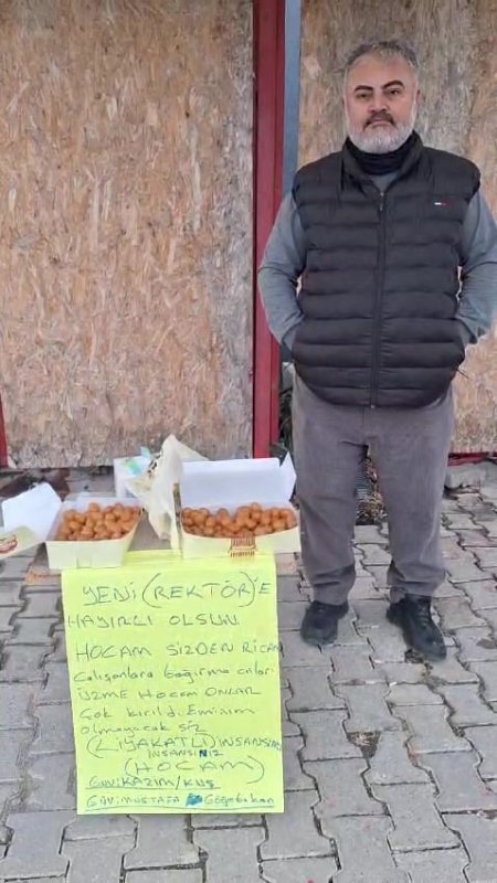 Mesai arkadaşıyla birlikte aldığı kararı rektör değişimiyle gerçekleştiren emekli güvenlik, davul zurna çaldırıp lokma dağıttı (Fotoğraflı) Ogün Aslan HATAY (İHA) - Hatay'da emekliye ayrıldığı İskenderun Teknik Üniversitesi'nde yaşanan rektör değişimini mutlulukla karşılayan Kazım Kuş, üniversitenin önünde davul, zurna çaldırarak lokma dağıttı. Emekli güvenlik görevlisi Kazım Kuş, “Bir sözüm vardı ve Mustafa Göğebakan arkadaşımızla birlikte karar almıştık. Eğer bu rektör giderse ikimiz davul çaldırıp, lokma dağıtacağız diye” ifadelerini kullandı. Geçtiğimiz günlerde Resmi Gazete'de yayınlanan kararla İskenderun Teknik Üniversitesi'nde (İSTE) rektör değişimi yaşandı. Karar sonrası yeni Rektör Prof. Dr. Mehmet Duruel, görevini önceki rektör Prof. Dr. Tolga Depçi'den devraldı. İSTE'de 10 yıl güvenlik görevlisi olarak görev yapan ve çalışma şartlarının zor olmasından dolayı emekli olan 49 yaşındaki Kazım Kuş, rektör değişimini üniversitenin önünde davul, zurna çaldırarak ve lokma dağıtarak kutladı. İlginç anlara sahne olan kutlamada vatandaşlar, Kuş'un dağıttığı lokmaları afiyetle yediler. “Bir sözüm vardı ve Mustafa Göğebakan arkadaşımızla birlikte karar almıştık eğer bu rektör giderse ikimiz davul çaldırıp, lokma dağıtacağız diye” Çalışma şartlarının zor olmasından ve mesai saatlerinde yaşanan anlaşmazlıklardan dolayı emekliye ayrılmak zorunda kaldığını söyleyen Kazım Kuş, “İskenderun Teknik Üniversitesi'nde on yıl süre içerisinde rektörden dolayı ben ve iş arkadaşlarım sıkıntılar yaşadık. Nöbet saatlerinde kurum müdürleri, kurum sorumluları ve yöneticileri istedikten sonra esnek davranabilirlerdi ama sekiz saat yaptılar. İş arkadaşlarımın çoğu Karayılan'dan, Kırıkhan'dan gelip gitmekte sıkıntılar yaşadılar. Bu konuları da ben dile getirdim, dile getirince de ben sıkıntı yaşamaya başladım, sıkıntının sonucunda da emekli olmayı tercih ettim. Bir sözüm vardı ve Mustafa Göğebakan arkadaşımızla birlikte karar almıştık eğer bu rektör giderse ikimiz davul çaldırıp, lokma dağıtacağız diye. Kendimize ahdetmiştik, söz vermiştik o sözümüzü de yerine getirmenin mutluluğunu yaşıyorum” ifadelerini kullandı. “Çok şükür sözümüzü yerine getirdiğimiz için çok memnun olduk” Verdiği sözü yerine getirmenin mutluluğunu yaşadığını dile getiren Kuş, “Çok güzel oldu, vatandaşlar da sağ olsun destek vererek gelip lokmamızdan yediler. Çok şükür sözümüzü yerine getirdiğimiz için çok memnun olduk. İnşallah yeni gelen rektör de çok iyi bir çalışmayla iş arkadaşlarımızı memnun eder, çalışma hayatında onlara başarılar dilerim” dedi.