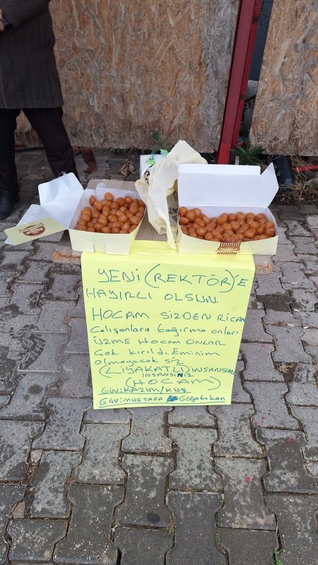 Mesai arkadaşıyla birlikte aldığı kararı rektör değişimiyle gerçekleştiren emekli güvenlik, davul zurna çaldırıp lokma dağıttı (Fotoğraflı) Ogün Aslan HATAY (İHA) - Hatay'da emekliye ayrıldığı İskenderun Teknik Üniversitesi'nde yaşanan rektör değişimini mutlulukla karşılayan Kazım Kuş, üniversitenin önünde davul, zurna çaldırarak lokma dağıttı. Emekli güvenlik görevlisi Kazım Kuş, “Bir sözüm vardı ve Mustafa Göğebakan arkadaşımızla birlikte karar almıştık. Eğer bu rektör giderse ikimiz davul çaldırıp, lokma dağıtacağız diye” ifadelerini kullandı. Geçtiğimiz günlerde Resmi Gazete'de yayınlanan kararla İskenderun Teknik Üniversitesi'nde (İSTE) rektör değişimi yaşandı. Karar sonrası yeni Rektör Prof. Dr. Mehmet Duruel, görevini önceki rektör Prof. Dr. Tolga Depçi'den devraldı. İSTE'de 10 yıl güvenlik görevlisi olarak görev yapan ve çalışma şartlarının zor olmasından dolayı emekli olan 49 yaşındaki Kazım Kuş, rektör değişimini üniversitenin önünde davul, zurna çaldırarak ve lokma dağıtarak kutladı. İlginç anlara sahne olan kutlamada vatandaşlar, Kuş'un dağıttığı lokmaları afiyetle yediler. “Bir sözüm vardı ve Mustafa Göğebakan arkadaşımızla birlikte karar almıştık eğer bu rektör giderse ikimiz davul çaldırıp, lokma dağıtacağız diye” Çalışma şartlarının zor olmasından ve mesai saatlerinde yaşanan anlaşmazlıklardan dolayı emekliye ayrılmak zorunda kaldığını söyleyen Kazım Kuş, “İskenderun Teknik Üniversitesi'nde on yıl süre içerisinde rektörden dolayı ben ve iş arkadaşlarım sıkıntılar yaşadık. Nöbet saatlerinde kurum müdürleri, kurum sorumluları ve yöneticileri istedikten sonra esnek davranabilirlerdi ama sekiz saat yaptılar. İş arkadaşlarımın çoğu Karayılan'dan, Kırıkhan'dan gelip gitmekte sıkıntılar yaşadılar. Bu konuları da ben dile getirdim, dile getirince de ben sıkıntı yaşamaya başladım, sıkıntının sonucunda da emekli olmayı tercih ettim. Bir sözüm vardı ve Mustafa Göğebakan arkadaşımızla birlikte karar almıştık eğer bu rektör giderse ikimiz davul çaldırıp, lokma dağıtacağız diye. Kendimize ahdetmiştik, söz vermiştik o sözümüzü de yerine getirmenin mutluluğunu yaşıyorum” ifadelerini kullandı. “Çok şükür sözümüzü yerine getirdiğimiz için çok memnun olduk” Verdiği sözü yerine getirmenin mutluluğunu yaşadığını dile getiren Kuş, “Çok güzel oldu, vatandaşlar da sağ olsun destek vererek gelip lokmamızdan yediler. Çok şükür sözümüzü yerine getirdiğimiz için çok memnun olduk. İnşallah yeni gelen rektör de çok iyi bir çalışmayla iş arkadaşlarımızı memnun eder, çalışma hayatında onlara başarılar dilerim” dedi.