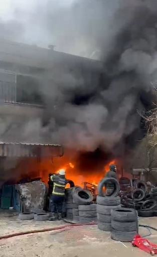 Kırıkhan’da lastikçi dükkanı alevlere teslim oldu (Fotoğraflı) İsmet Biçen HATAY (İHA) - Hatay’ın Kırıkhan ilçesinde alevlere teslim olan iş yerindeki yangın itfaiye ekipleri tarafından söndürüldü. Yangın, Kırıkhan ilçesi Cumhuriyet Mahallesi’nde yaşandı. Mahallede bulunan lastikçi dükkanı alevlere teslim oldu. Yangını gören iş sahibi durumu 112 Acil Çağrı Merkezi’ne bildirince olay yerine itfaiye ekipleri sevk edildi. Kısa sürede bölgeye gelen itfaiyenin müdahalesiyle yangın söndürüldü. Çıkan yangından dolayı iş yeri zarar gördü.