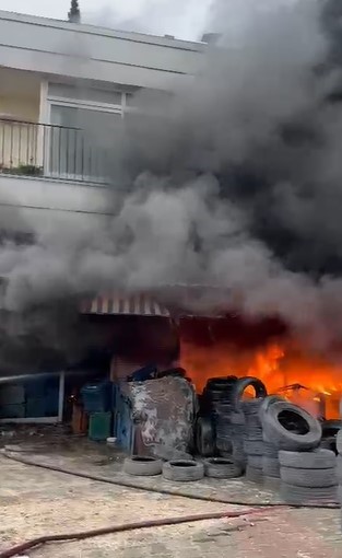 Kırıkhan’da lastikçi dükkanı alevlere teslim oldu (Fotoğraflı) İsmet Biçen HATAY (İHA) - Hatay’ın Kırıkhan ilçesinde alevlere teslim olan iş yerindeki yangın itfaiye ekipleri tarafından söndürüldü. Yangın, Kırıkhan ilçesi Cumhuriyet Mahallesi’nde yaşandı. Mahallede bulunan lastikçi dükkanı alevlere teslim oldu. Yangını gören iş sahibi durumu 112 Acil Çağrı Merkezi’ne bildirince olay yerine itfaiye ekipleri sevk edildi. Kısa sürede bölgeye gelen itfaiyenin müdahalesiyle yangın söndürüldü. Çıkan yangından dolayı iş yeri zarar gördü.