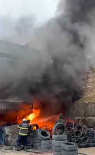 Kırıkhan’da lastikçi dükkanı alevlere teslim oldu (Fotoğraflı) İsmet Biçen HATAY (İHA) - Hatay’ın Kırıkhan ilçesinde alevlere teslim olan iş yerindeki yangın itfaiye ekipleri tarafından söndürüldü. Yangın, Kırıkhan ilçesi Cumhuriyet Mahallesi’nde yaşandı. Mahallede bulunan lastikçi dükkanı alevlere teslim oldu. Yangını gören iş sahibi durumu 112 Acil Çağrı Merkezi’ne bildirince olay yerine itfaiye ekipleri sevk edildi. Kısa sürede bölgeye gelen itfaiyenin müdahalesiyle yangın söndürüldü. Çıkan yangından dolayı iş yeri zarar gördü.