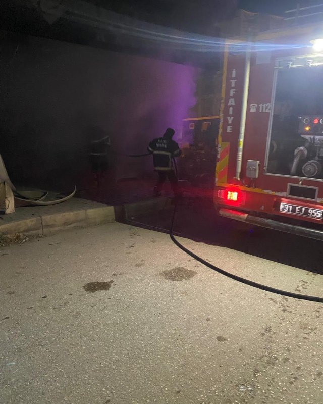 Samandağ’da metruk iş yeri alevlere teslim oldu