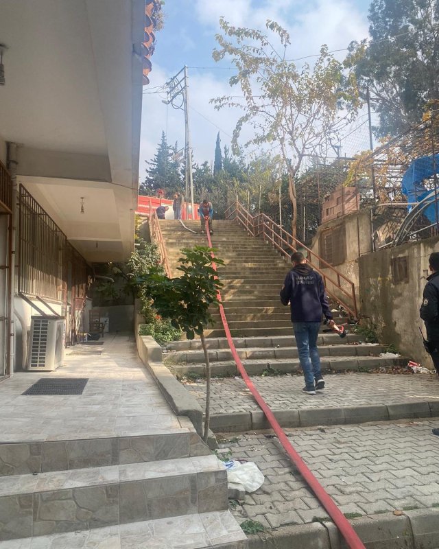 Hatay'da Elektrik Panosu Yangını Samandağ’da binanın elektrik panosu küle döndü HATAY (İHA) - Hatay’da bir binanın elektrik panosu yanarak kullanılmaz hale geldi. Yangın, Samandağ ilçesi Atatürk Mahallesi’nde bulunan bir binanın elektrik panosunda yaşandı. Alevlere teslim olan panodan çıkan dumandan etkilenen 6 kişi itfaiye ekipleri tarafından kurtarılarak sağlık ekiplerine teslim edildi. Binayı sıçramadan söndürülen yangında pano kullanılmaz hale geldi. Dumandan etkilenen vatandaşların sağlık durumunun iyi olduğu öğrenildi.