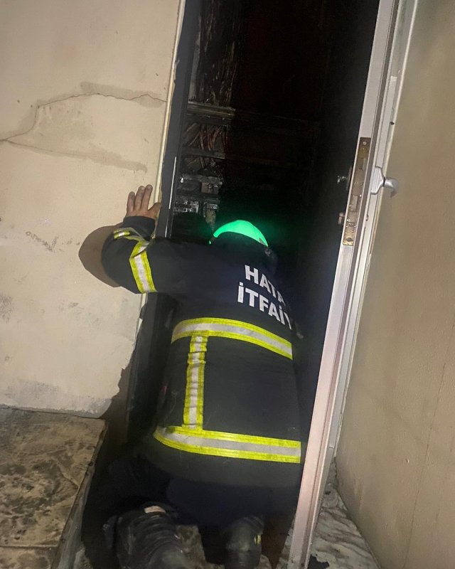 Hatay'da Elektrik Panosu Yangını Samandağ’da binanın elektrik panosu küle döndü HATAY (İHA) - Hatay’da bir binanın elektrik panosu yanarak kullanılmaz hale geldi. Yangın, Samandağ ilçesi Atatürk Mahallesi’nde bulunan bir binanın elektrik panosunda yaşandı. Alevlere teslim olan panodan çıkan dumandan etkilenen 6 kişi itfaiye ekipleri tarafından kurtarılarak sağlık ekiplerine teslim edildi. Binayı sıçramadan söndürülen yangında pano kullanılmaz hale geldi. Dumandan etkilenen vatandaşların sağlık durumunun iyi olduğu öğrenildi.