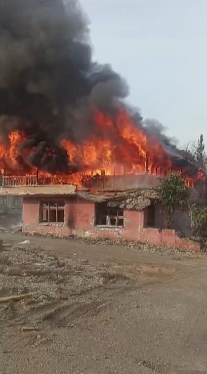 Hatay'da 2 katlı bina alevlere teslim oldu (Fotoğraflı) Ramazan İlın HATAY (İHA) - Hatay'ın Antakya ilçesinde 2 katlı metruk binada çıkan yangın itfaiye ekiplerince söndürüldü. Yangın, Antakya ilçesi Akevler Mahallesi'ndeki 2 katlı metruk binada çıktı. Alevler kısa sürede binayı sardı. Yangını görenler durumu 112 Acil Çağrı Merkezi'ne bildirdi. Kısa sürede bölgeye gelen itfaiye ekiplerinin müdahaleleri sonucunda yangın söndürüldü. Binada hasara neden olan yangın ile ilgili inceleme başlatıldı.
