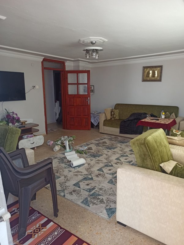 Depremzede yaşlı çiftin evine girip 2 altın bileziğini çaldılar - Biriktirdikleri bilezikleri hırsızlar tarafından çalınan depremzede yaşlı çift gözyaşlarına boğuldu (Fotoğraflı) Ahmet Seher HATAY (İHA) - Hatay'da depremzede yaşlı çiftin evine giren maskeli 2 kişi, yaşlı çiftin 2 altın bileziğini çalıp kayıplara karıştı. Polis ekipleri şahısların yakalanması için çalışma başlattı. Olay, Belen ilçesi Sarımazı Mahallesi Göktürk Sokak'ta bulunan Hanifi ve Ayhan Kıdır çiftinin evinde meydana geldi. İddiaya göre, depremde evleri yıkılan ve kiralık müstakil evde oturan çiftin evine, Ayhan Kıdır'ın (61) tek olduğu esnada silahlı ve maskeli 2 kişi geldi. Boğazına dayanan silah zoruyla kendisinden altınlarının istendiğini iddia eden yaşlı kadın, 2 kişinin evi karış karış arayarak 2 burma bileziği aldığını söyledi. Yaşlı kadın, şahısların evden ayrılması üzerine durumu eşi Hanifi Kıdır'a bildirdi ve olay yerine polis ekipleri çağrıldı. Evde inceleme yapan polis ekipleri, 2 bileziği çalan şahısları bulmak için çalışma başlattı. Evde arama yaparken şahısların eldiven taktıkları öğrenilirken Kıdır çifti, hırsızların bulunması için yetkililerden gözyaşları içerisinde yardım istedi. "Ya eşimi öldürselerdi ne olacaktı" 69 yaşındaki Hanifi Kıdır, devlet tarafından verilen yardımları ev hayaliyle biriktirdiklerini ifade ederek, “Allah razı olsun devletimiz bize deprem yardımın yapıyordu o yardımlardan biriktirdiğimiz para ile bilezik aldık. Eşimin ağzını kapayıp bilezikleri almışlar böyle bir vicdansızlığı kim yapar, ben şimdi ne yapacağım. Ya eşimi öldürselerdi ne olacaktı” dedi.