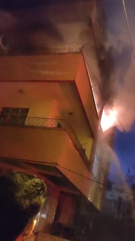 Hatay'da apartman dairesi alevlere teslim oldu (Fotoğraflı - Görüntülü) Ferit Savaş HATAY (İHA) - Hatay'da alevlere teslim olan apartman dairesi kullanılmaz hale geldi. Yangın, Payas ilçesi Fatih Mahallesi'nde bulunan 3 katlı apartmanın 2. katında yaşandı. Alevleri fark eden vatandaşlar durumu itfaiye ekiplerine bildirdi. İhbar üzerine bölgeye itfaiye ekibi sevk edildi. Kısa sürede evi saran alevler, itfaiye ekipleri tarafından kontrol altına alındı. Yangında yaralanma yaşanmazken apartman dairesi kullanılmaz hale geldi.