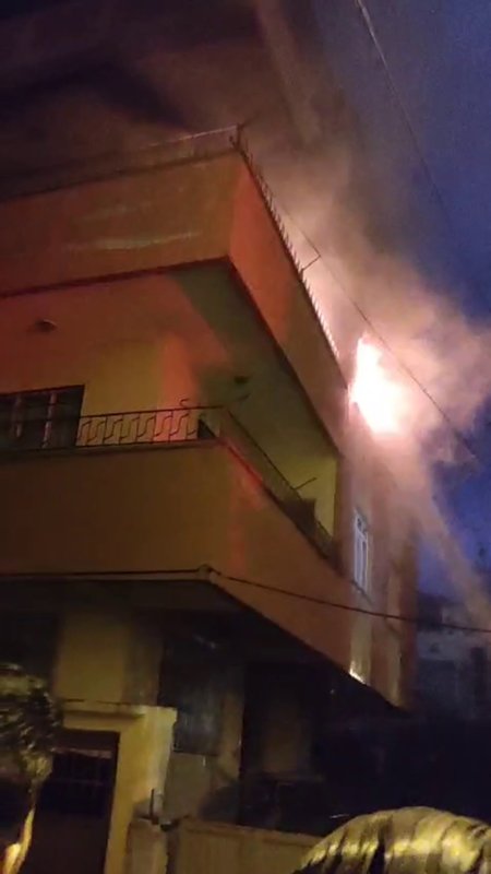 Hatay'da apartman dairesi alevlere teslim oldu (Fotoğraflı - Görüntülü) Ferit Savaş HATAY (İHA) - Hatay'da alevlere teslim olan apartman dairesi kullanılmaz hale geldi. Yangın, Payas ilçesi Fatih Mahallesi'nde bulunan 3 katlı apartmanın 2. katında yaşandı. Alevleri fark eden vatandaşlar durumu itfaiye ekiplerine bildirdi. İhbar üzerine bölgeye itfaiye ekibi sevk edildi. Kısa sürede evi saran alevler, itfaiye ekipleri tarafından kontrol altına alındı. Yangında yaralanma yaşanmazken apartman dairesi kullanılmaz hale geldi.