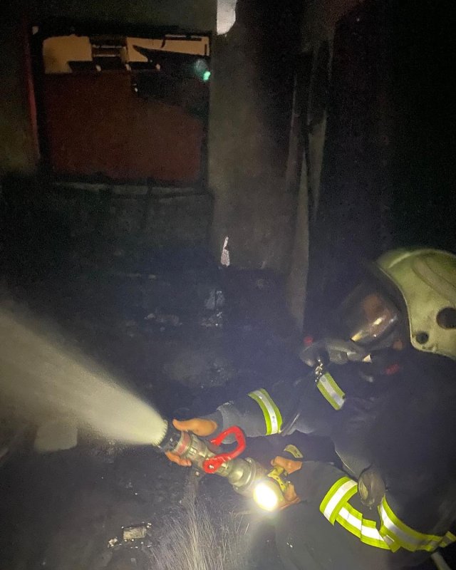 Hatay'da apartman dairesi alevlere teslim oldu (Fotoğraflı - Görüntülü) Ferit Savaş HATAY (İHA) - Hatay'da alevlere teslim olan apartman dairesi kullanılmaz hale geldi. Yangın, Payas ilçesi Fatih Mahallesi'nde bulunan 3 katlı apartmanın 2. katında yaşandı. Alevleri fark eden vatandaşlar durumu itfaiye ekiplerine bildirdi. İhbar üzerine bölgeye itfaiye ekibi sevk edildi. Kısa sürede evi saran alevler, itfaiye ekipleri tarafından kontrol altına alındı. Yangında yaralanma yaşanmazken apartman dairesi kullanılmaz hale geldi.