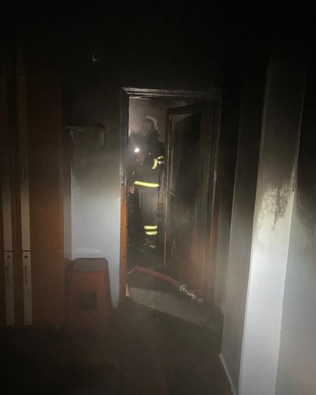 Hatay'da apartman dairesi alevlere teslim oldu (Fotoğraflı - Görüntülü) Ferit Savaş HATAY (İHA) - Hatay'da alevlere teslim olan apartman dairesi kullanılmaz hale geldi. Yangın, Payas ilçesi Fatih Mahallesi'nde bulunan 3 katlı apartmanın 2. katında yaşandı. Alevleri fark eden vatandaşlar durumu itfaiye ekiplerine bildirdi. İhbar üzerine bölgeye itfaiye ekibi sevk edildi. Kısa sürede evi saran alevler, itfaiye ekipleri tarafından kontrol altına alındı. Yangında yaralanma yaşanmazken apartman dairesi kullanılmaz hale geldi.