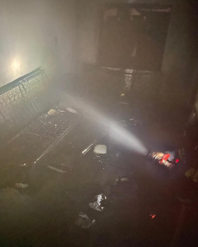 Hatay'da apartman dairesi alevlere teslim oldu (Fotoğraflı - Görüntülü) Ferit Savaş HATAY (İHA) - Hatay'da alevlere teslim olan apartman dairesi kullanılmaz hale geldi. Yangın, Payas ilçesi Fatih Mahallesi'nde bulunan 3 katlı apartmanın 2. katında yaşandı. Alevleri fark eden vatandaşlar durumu itfaiye ekiplerine bildirdi. İhbar üzerine bölgeye itfaiye ekibi sevk edildi. Kısa sürede evi saran alevler, itfaiye ekipleri tarafından kontrol altına alındı. Yangında yaralanma yaşanmazken apartman dairesi kullanılmaz hale geldi.