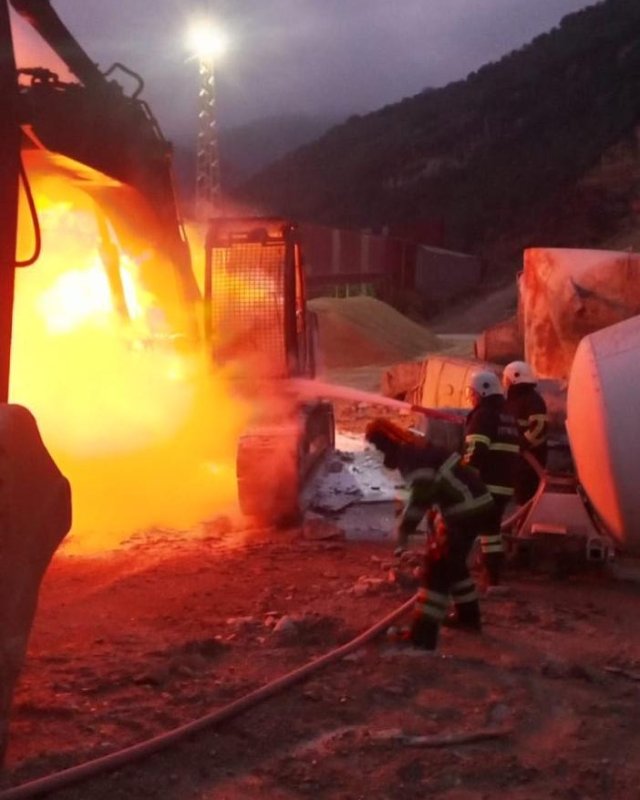 Hatay'da iş makinesi alevlere teslim oldu