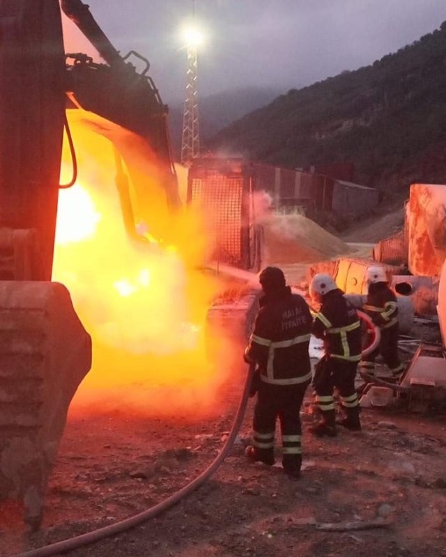 Hatay'da iş makinesi alevlere teslim oldu
