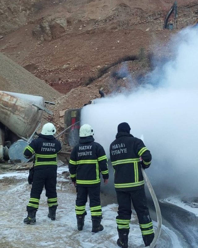 Hatay'da iş makinesi alevlere teslim oldu