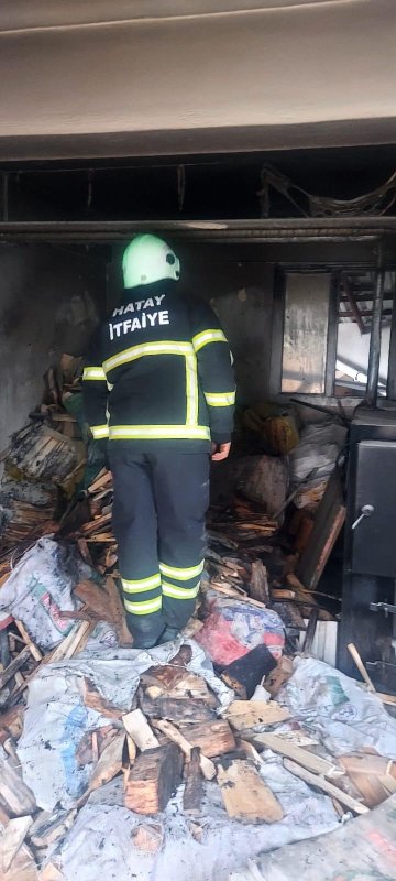 Altınözü’nde okulun kazan dairesinde yangın çıktı